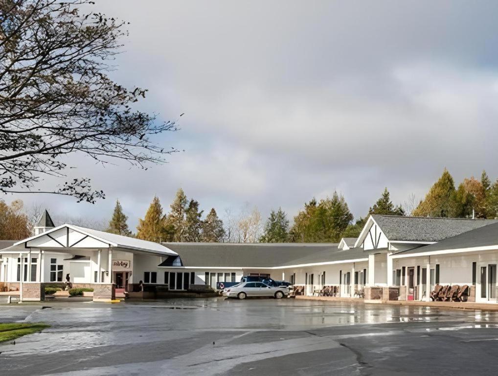 Econo Lodge Lakeshore Manistique Esterno foto