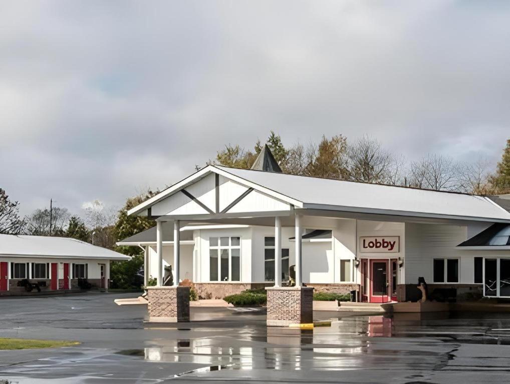 Econo Lodge Lakeshore Manistique Esterno foto