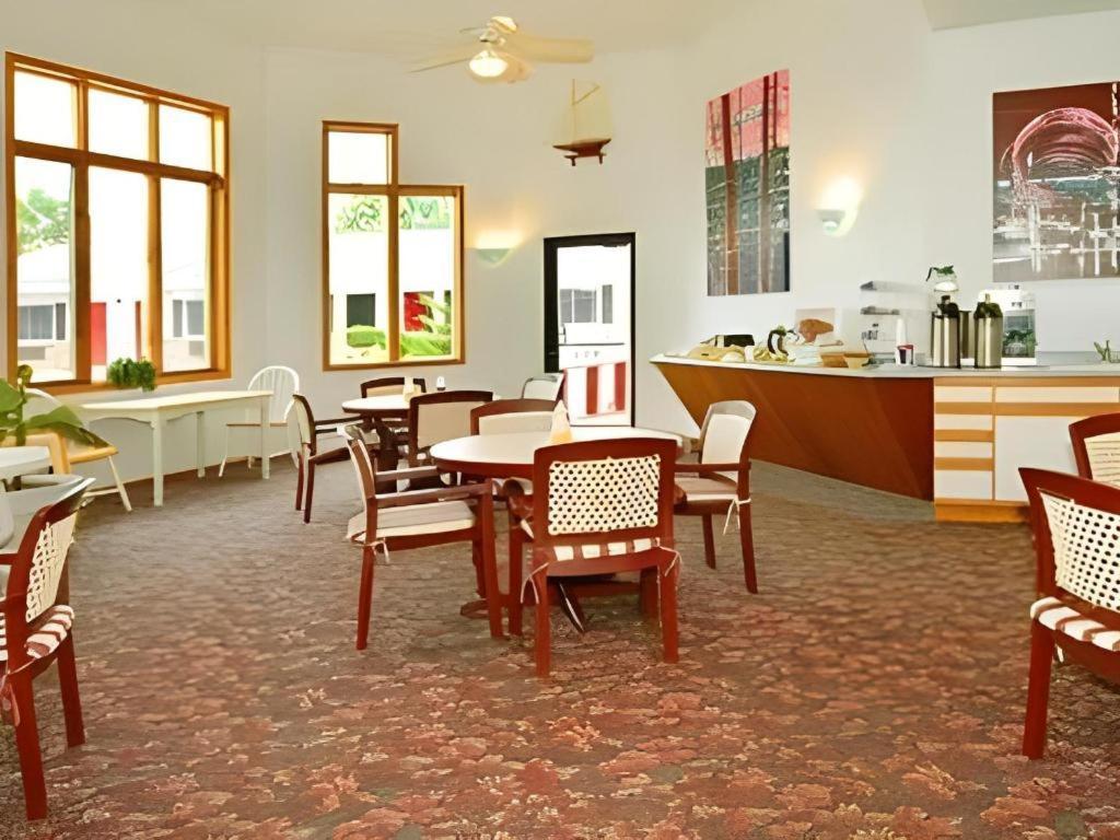 Econo Lodge Lakeshore Manistique Esterno foto